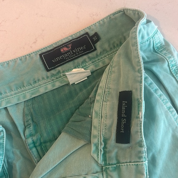 Green fish vineyard vines island shorts - Picture 4 of 4